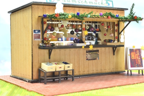 Weihnachtsmarktstand Christbaumschmuck - Spur 1 Fertigmodell